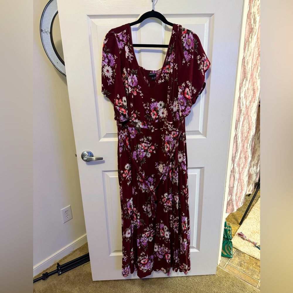 Beautiful Floral Torrid Dress Size 4 w/Double Slits 🥰